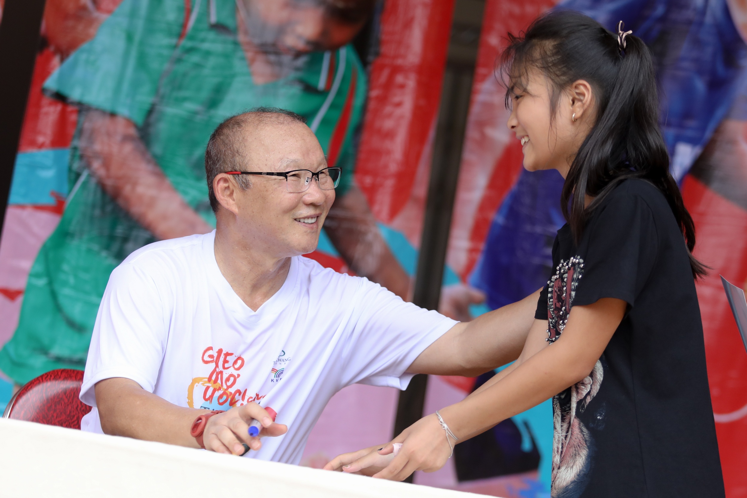 HLV Park Hang-seo no dua cung tre em Ha Giang anh 10