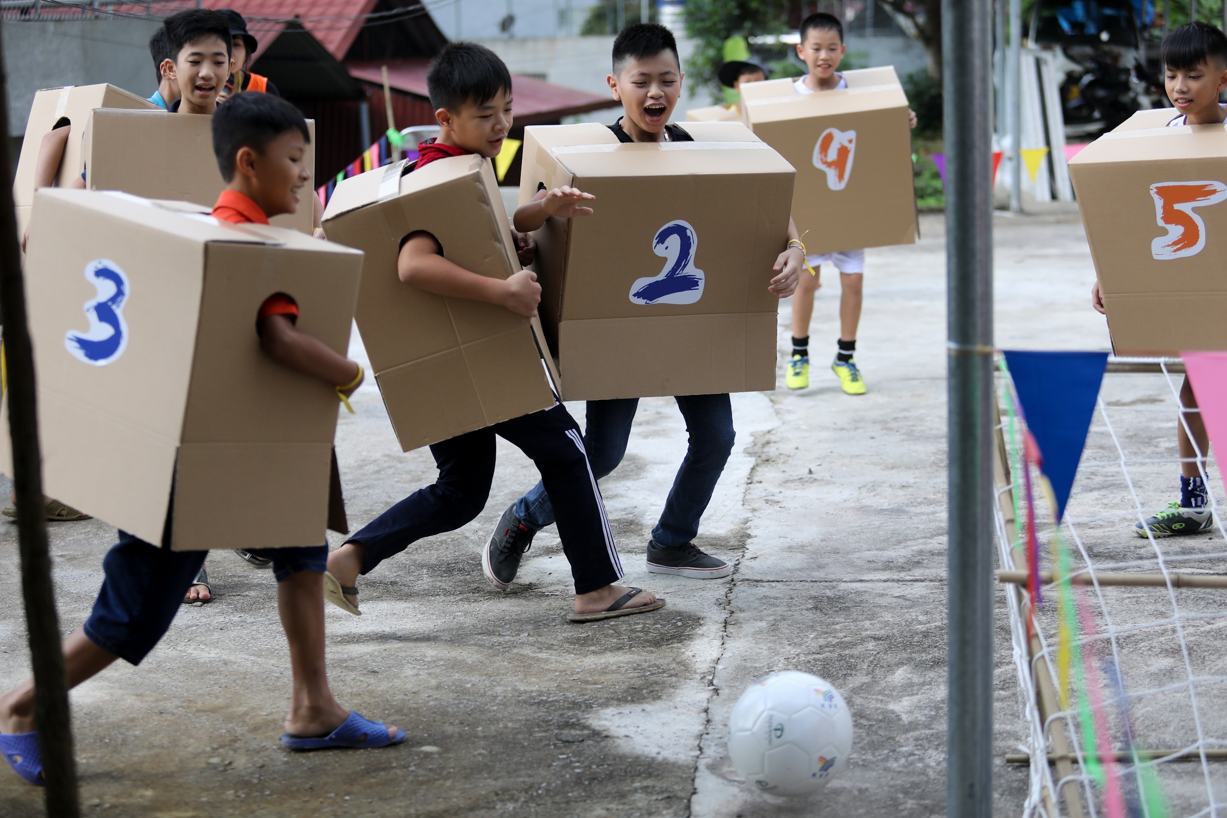 HLV Park Hang-seo no dua cung tre em Ha Giang anh 12