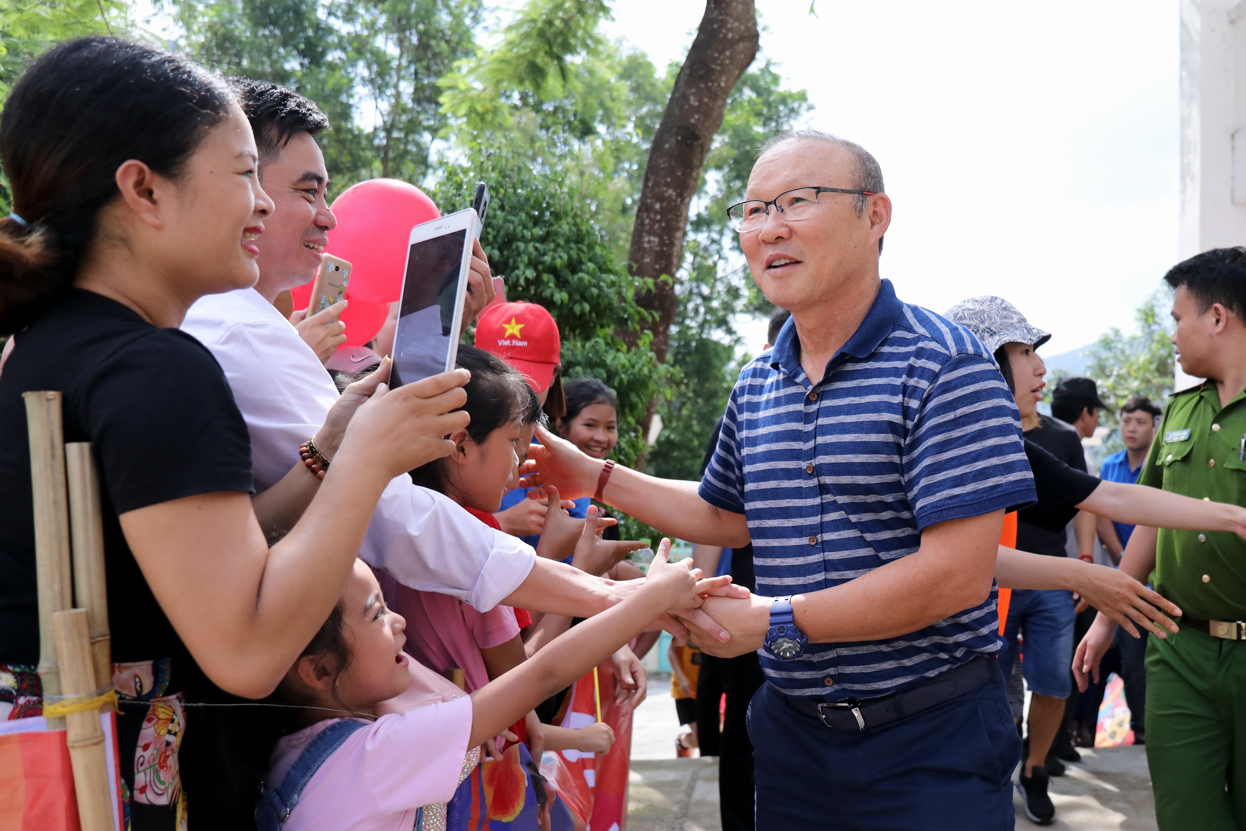 HLV Park Hang-seo no dua cung tre em Ha Giang anh 1