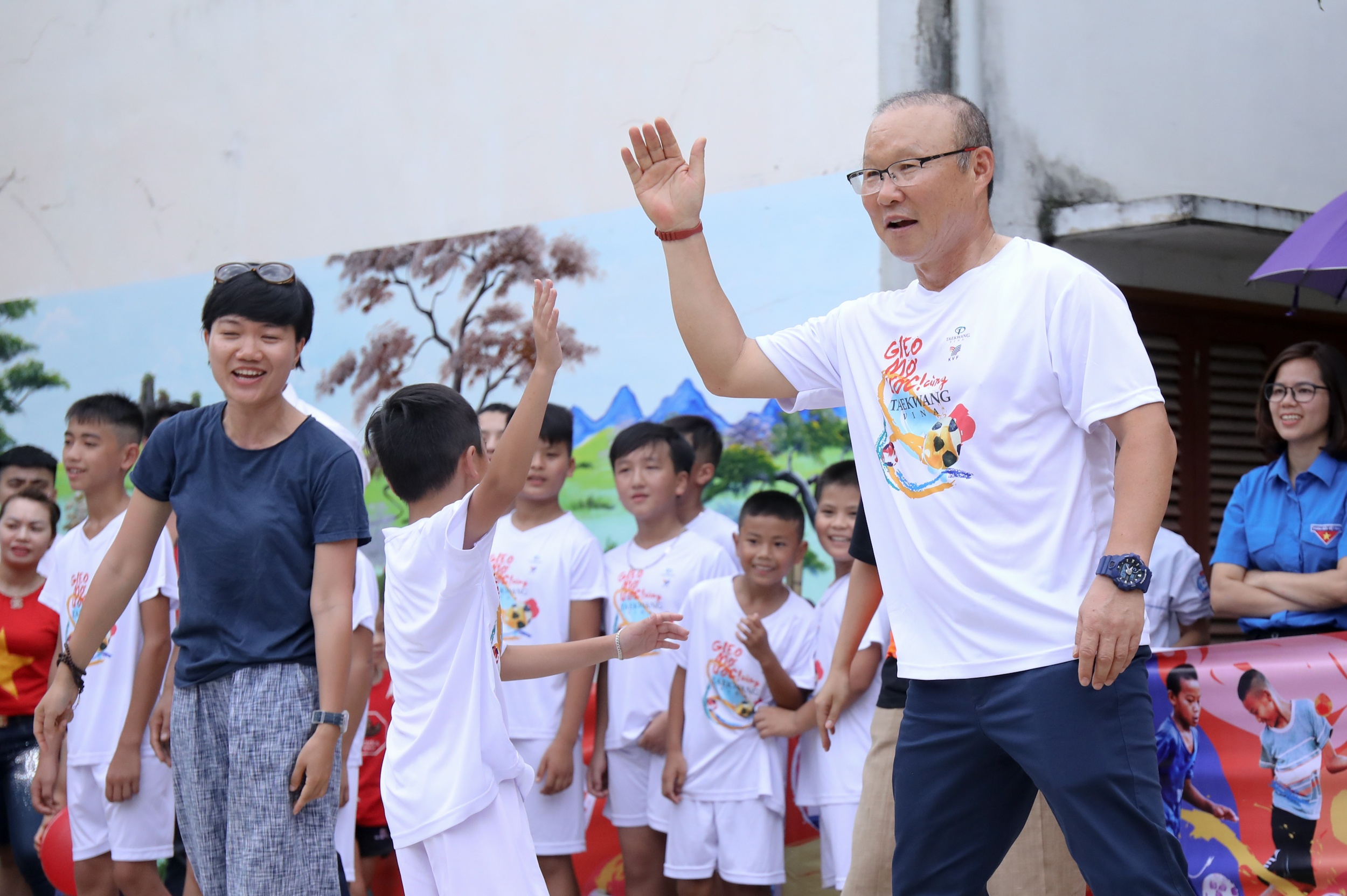 HLV Park Hang-seo no dua cung tre em Ha Giang anh 4