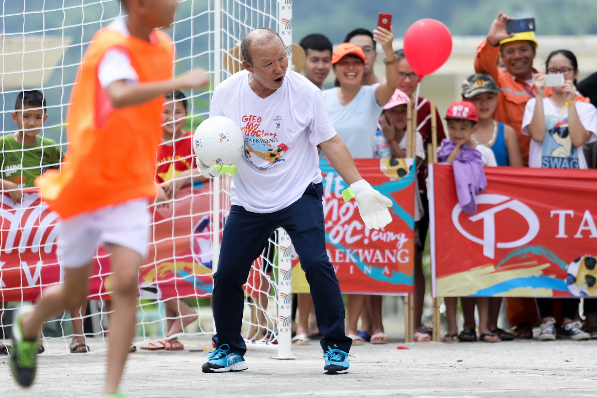 HLV Park Hang-seo no dua cung tre em Ha Giang anh 6