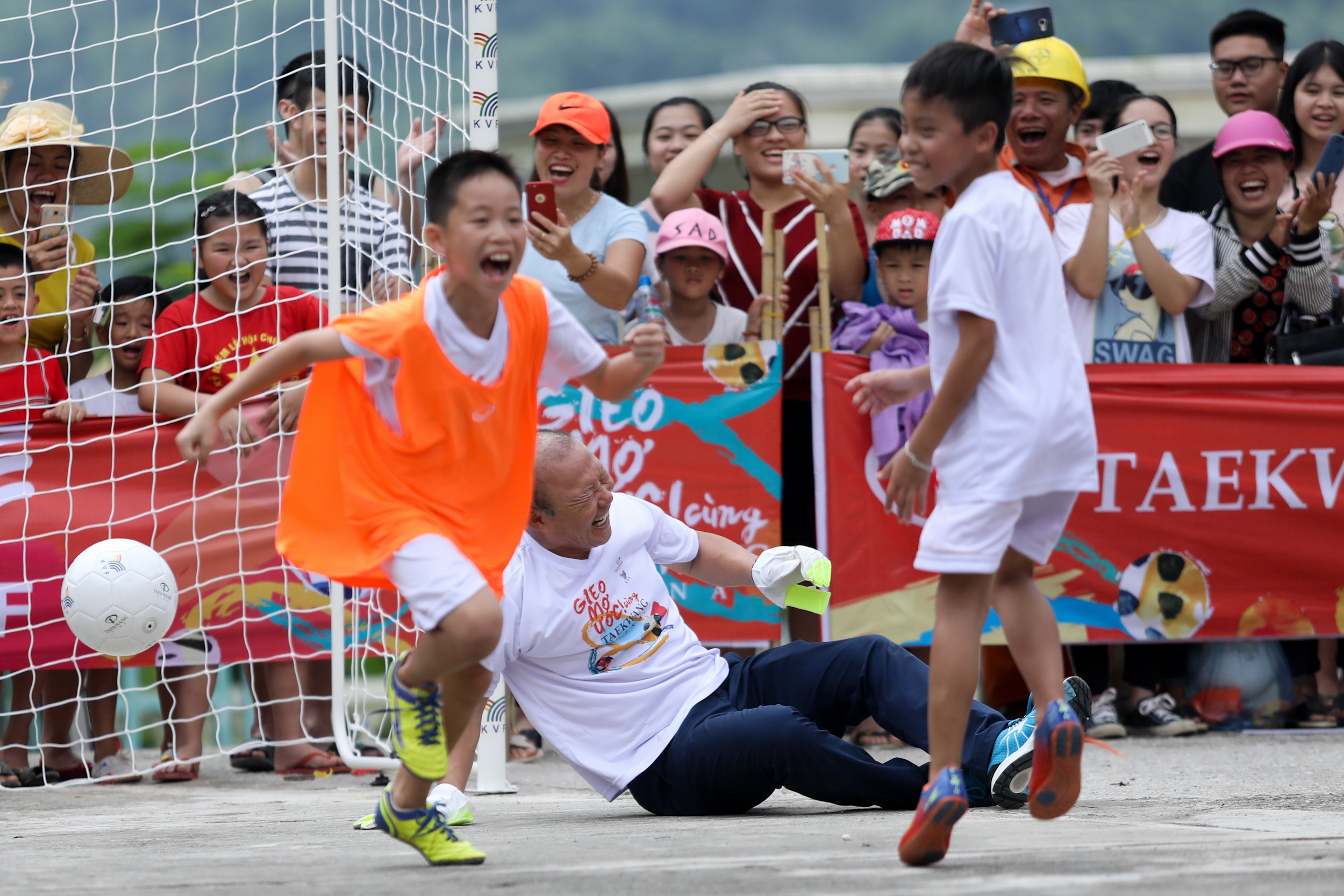 HLV Park Hang-seo no dua cung tre em vung cao Ha Giang hinh anh