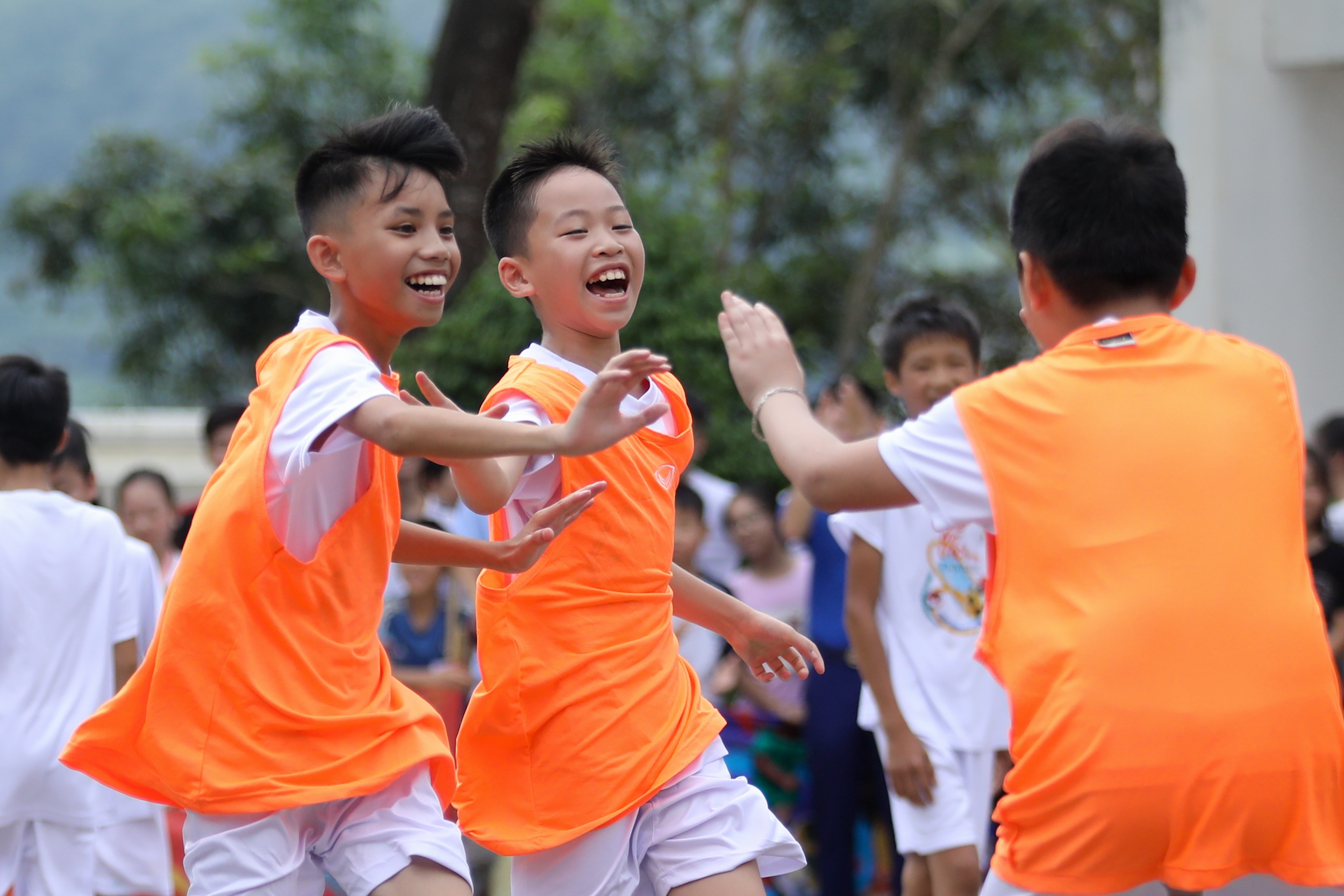 HLV Park Hang-seo no dua cung tre em Ha Giang anh 9