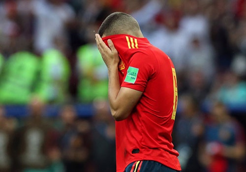 Guc nga tren cham 11 m, Tay Ban Nha om mat that vong roi World Cup hinh anh