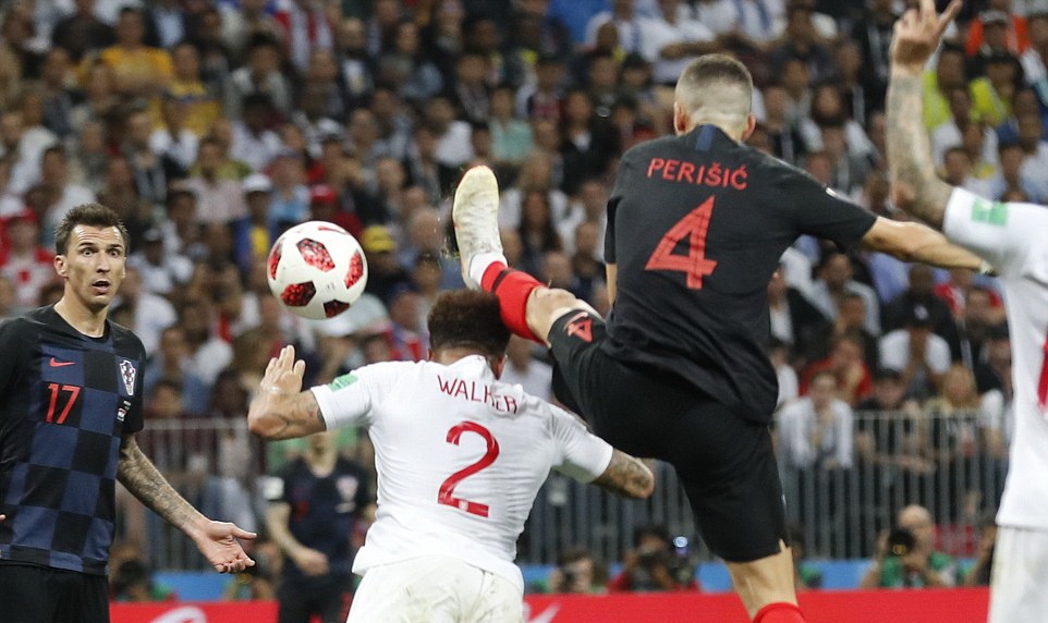 Tại sao trọng tài không thổi phạt Perisic? ảnh 1 Tai sao trong tai khong thoi phat Perisic? anh 1
