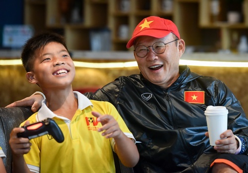 Thay Park tai hien ky tich cua tuyen Han Quoc tren may dien tu hinh anh