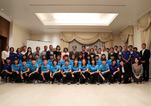 Dai su Nhat Ban mo tiec, chuc tuyen nu Viet Nam thanh cong o ASIAD hinh anh