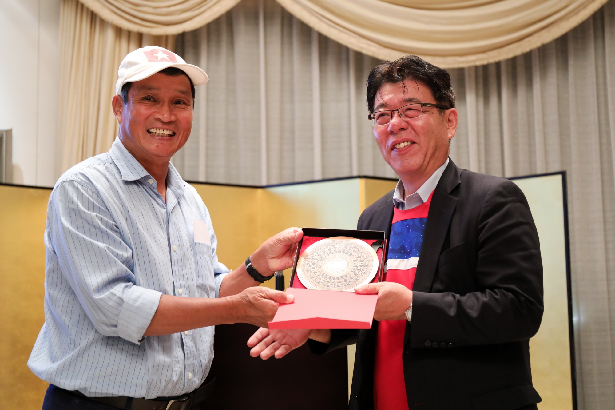 Sứ quán Nhật Bản mở tiệc tiễn tuyển nữ Việt Nam ảnh 2 Su quan Nhat Ban mo tiec tien tuyen nu Viet Nam anh 2