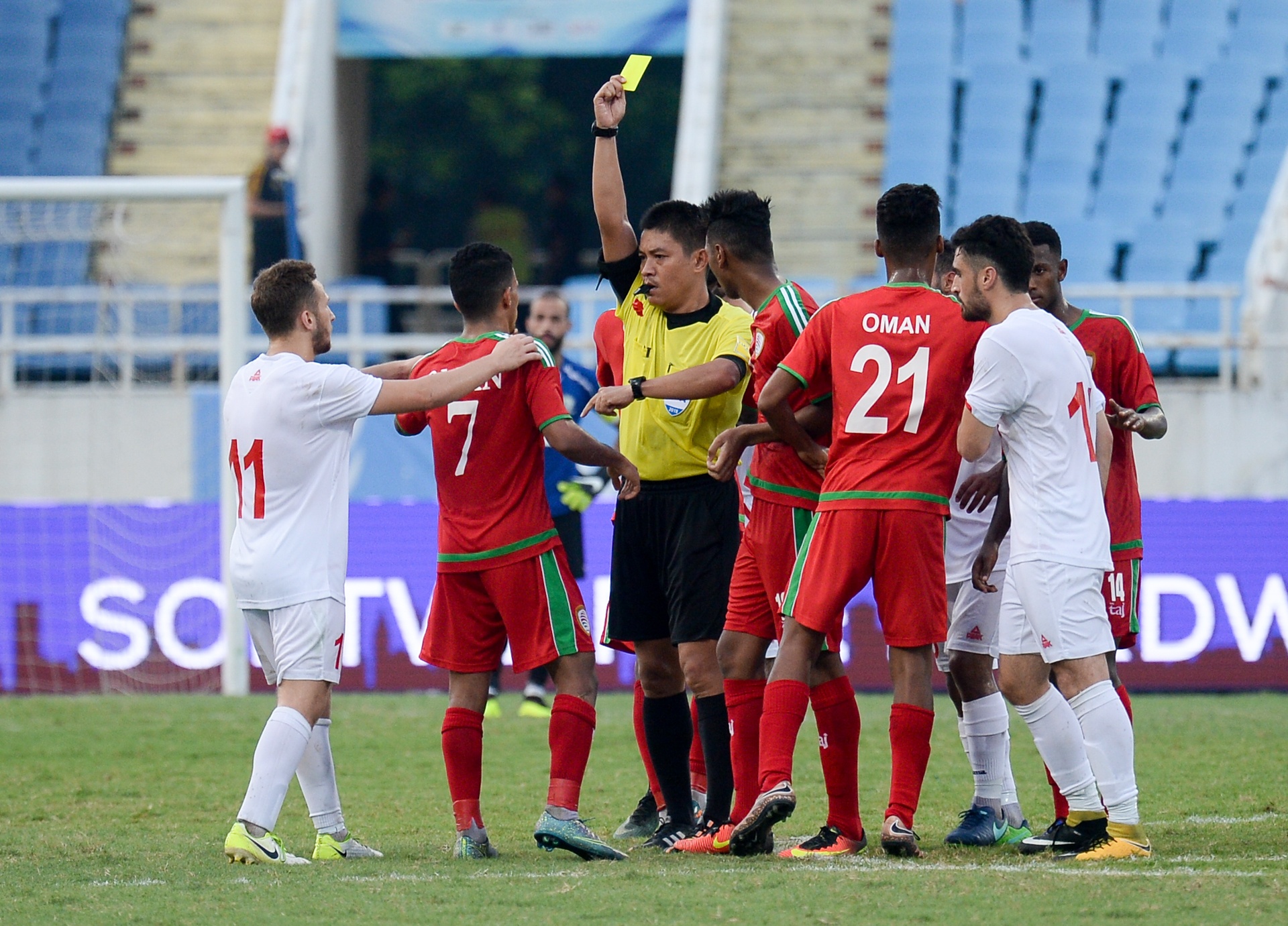 Cau thu Olympic Oman nhan the do vi coi ao an mung anh 1