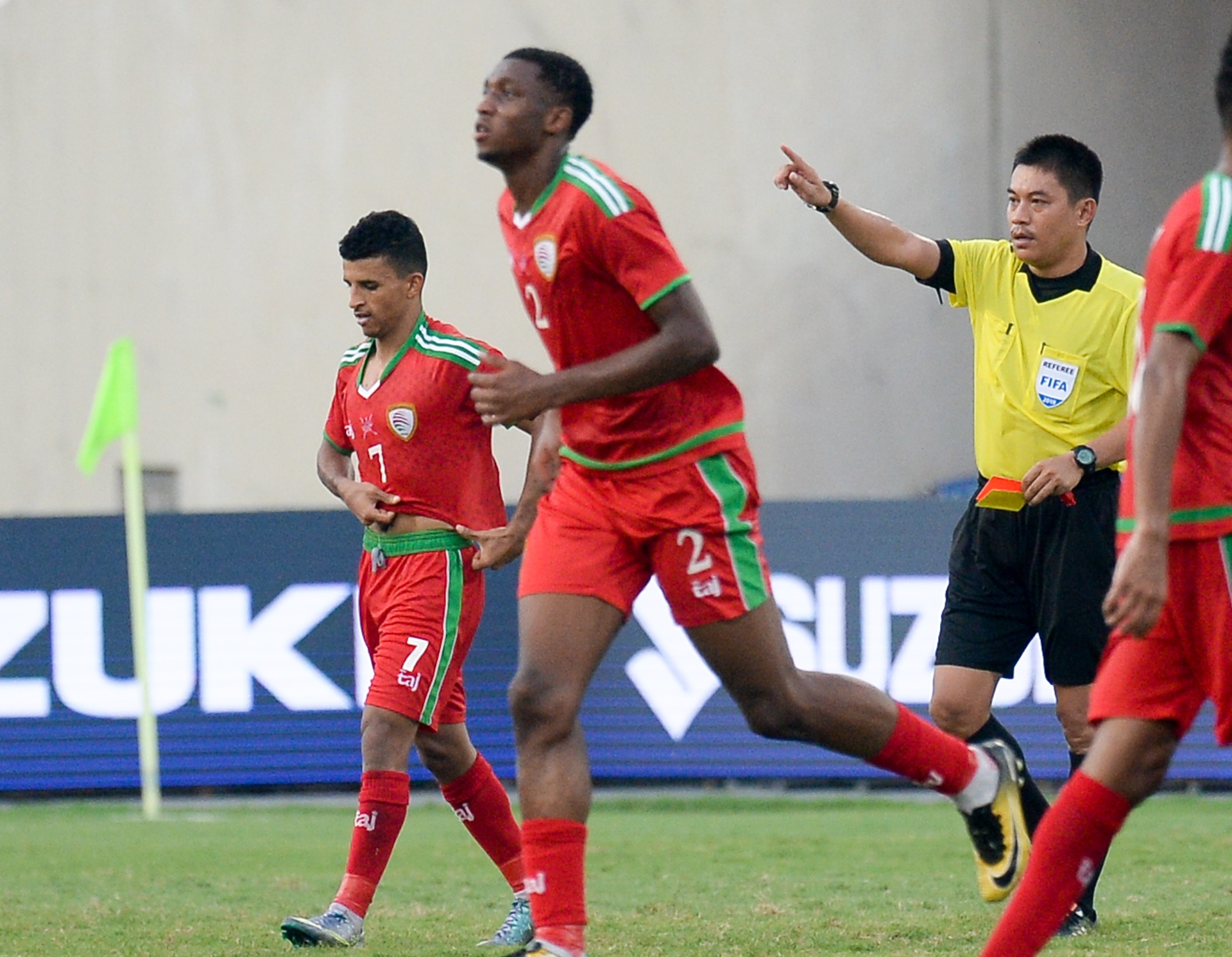 Cau thu Olympic Oman nhan the do vi coi ao an mung anh 3