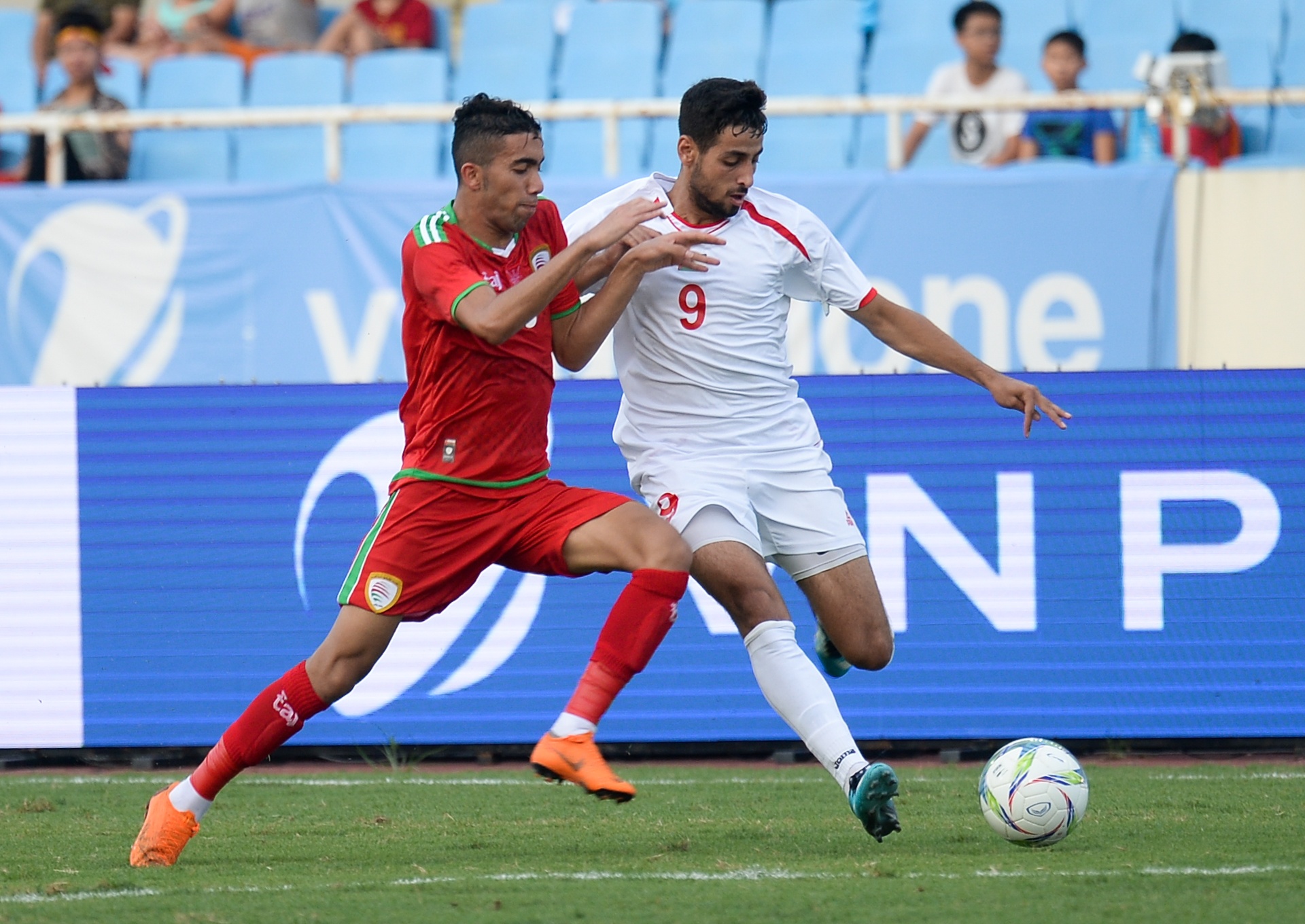 Cau thu Olympic Oman nhan the do vi coi ao an mung anh 5