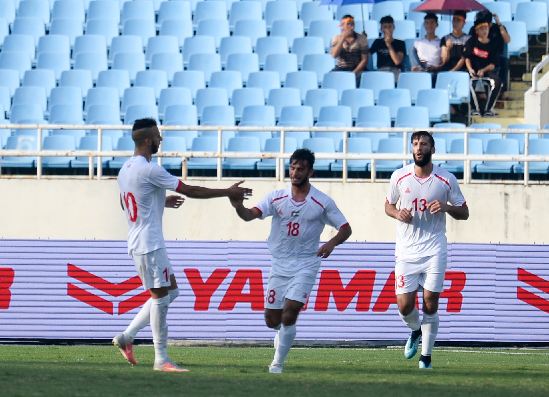 Cau thu Olympic Oman nhan the do vi coi ao an mung anh 6