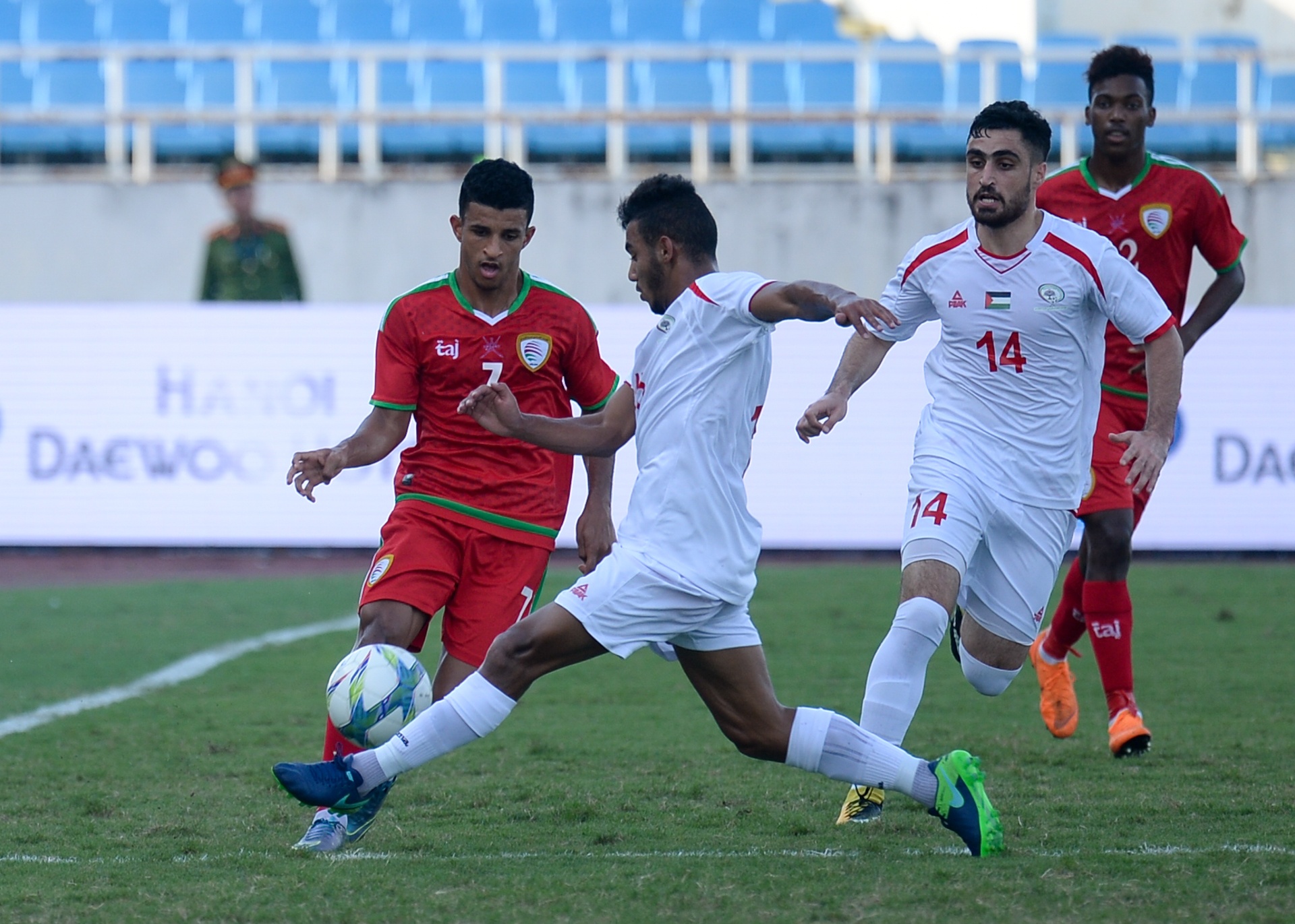 Cau thu Olympic Oman nhan the do vi coi ao an mung anh 7