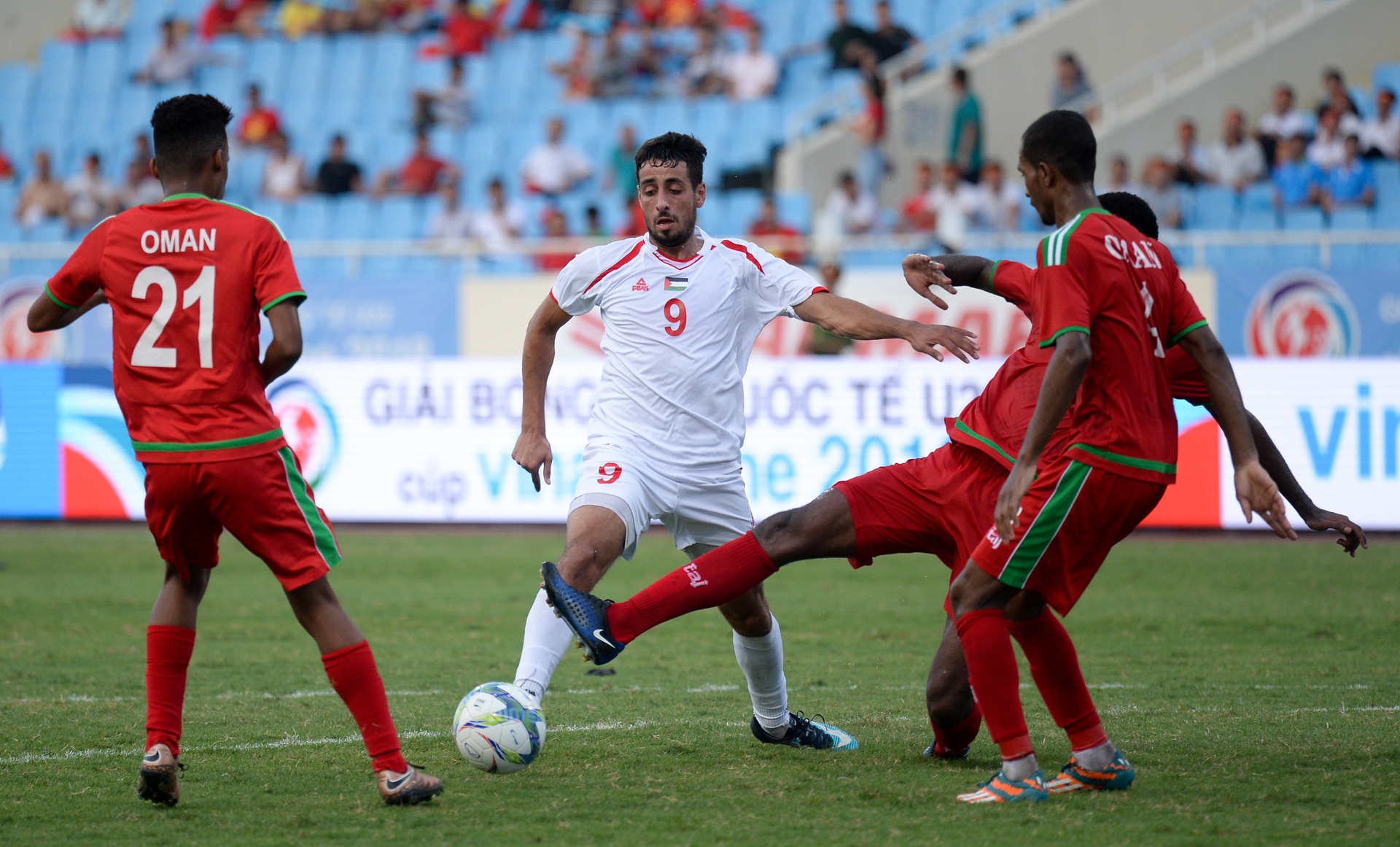 Cau thu Olympic Oman nhan the do vi coi ao an mung anh 9