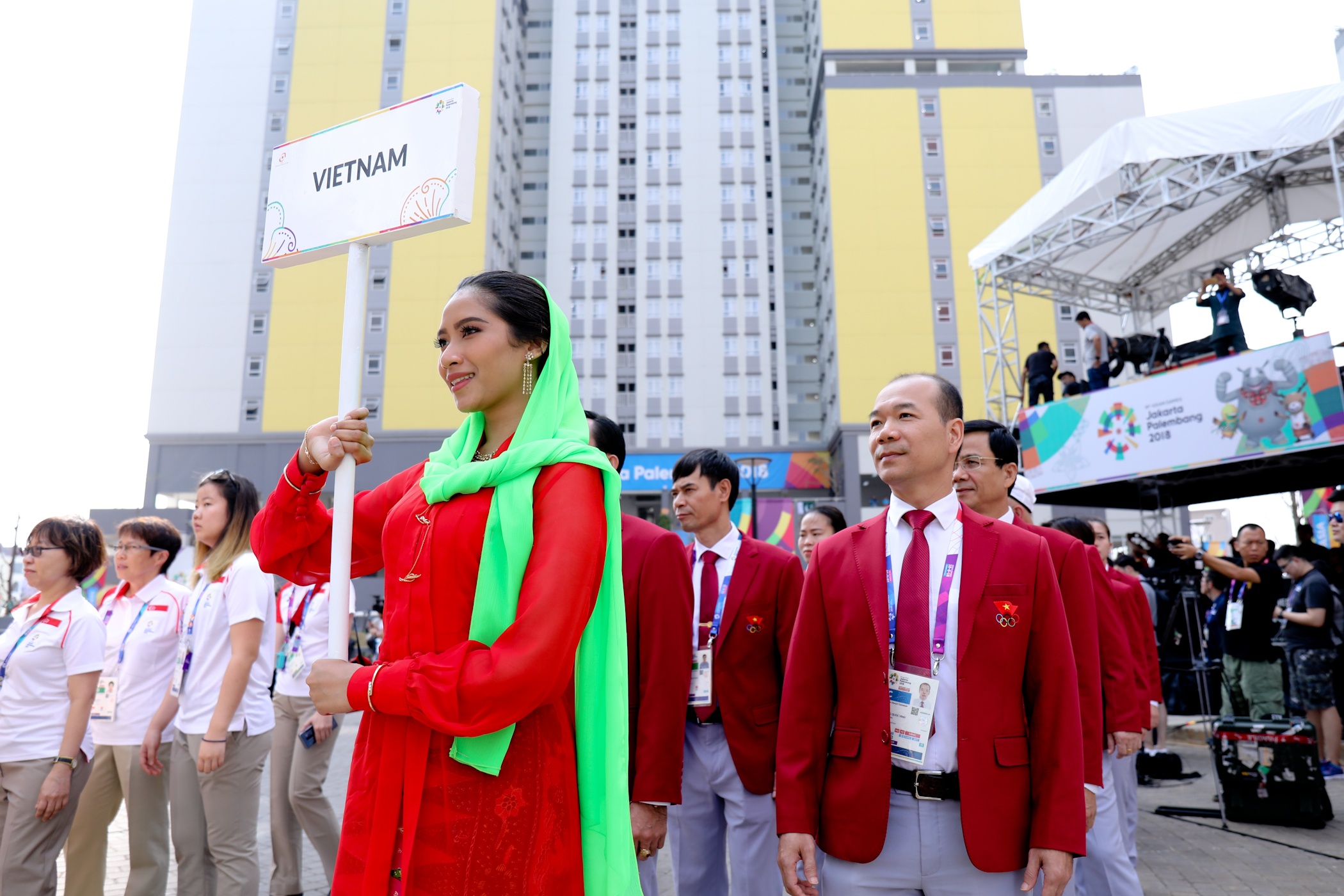 Quốc kỳ Việt Nam tung bay trên nền trời ASIAD 18 ảnh 2 Quoc ky Viet Nam tung bay tren nen troi ASIAD 18 anh 2