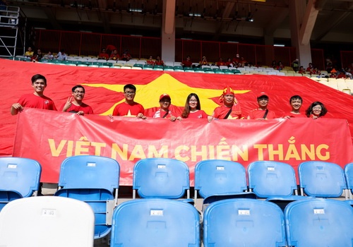 Nguoi ham mo dua dai ky toi Cikarang, co vu Olympic Viet Nam hinh anh