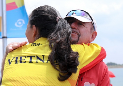 Tuyen rowing Viet Nam om cham chuyen gia Australia sau tam HCB hinh anh