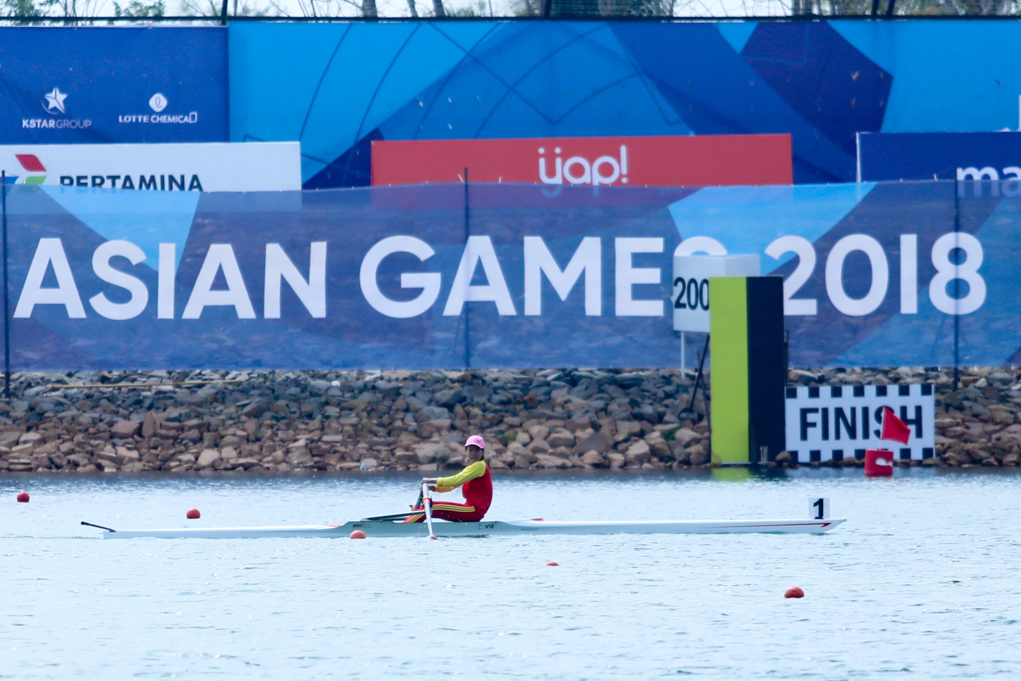 Tuyển rowing ôm chầm HLV ngoại mừng chiến thắng ảnh 1 Tuyen rowing om cham HLV ngoai mung chien thang anh 1