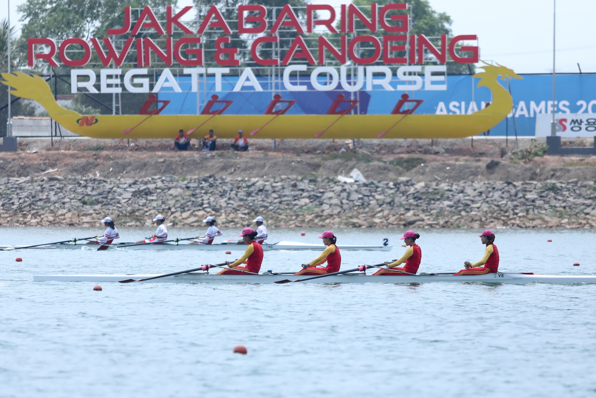 Tuyển rowing ôm chầm HLV ngoại mừng chiến thắng ảnh 2 Tuyen rowing om cham HLV ngoai mung chien thang anh 2