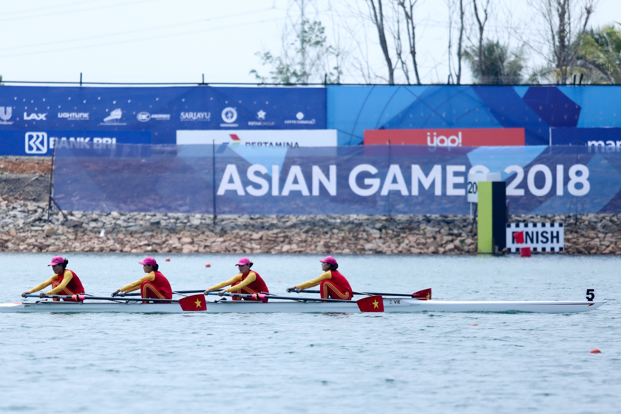 Tuyển rowing ôm chầm HLV ngoại mừng chiến thắng ảnh 3 Tuyen rowing om cham HLV ngoai mung chien thang anh 3