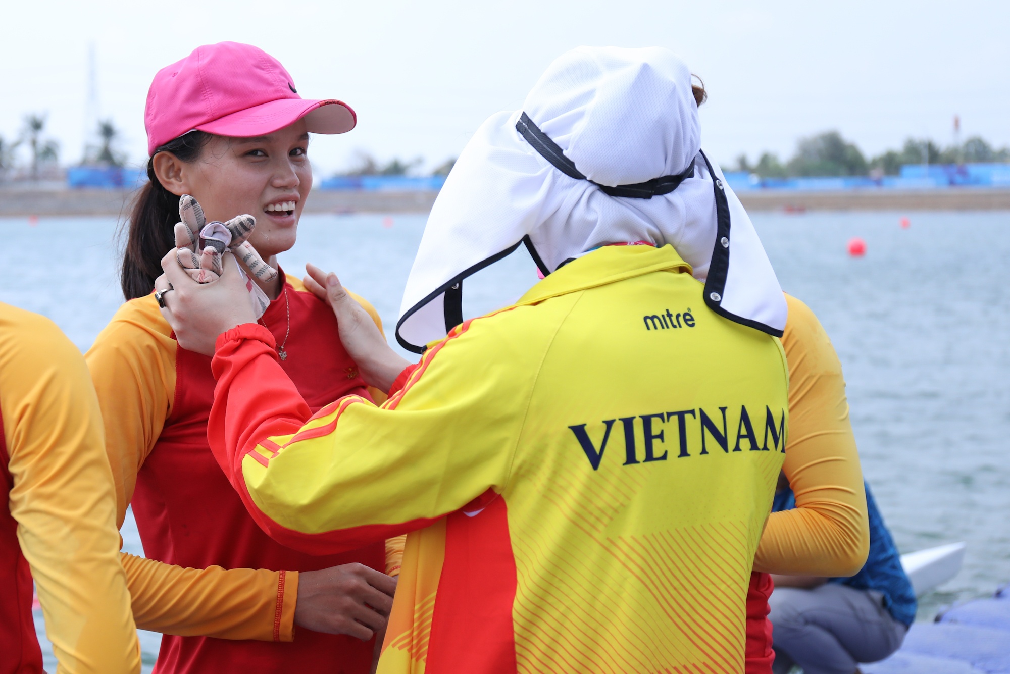 Tuyển rowing ôm chầm HLV ngoại mừng chiến thắng ảnh 4 Tuyen rowing om cham HLV ngoai mung chien thang anh 4