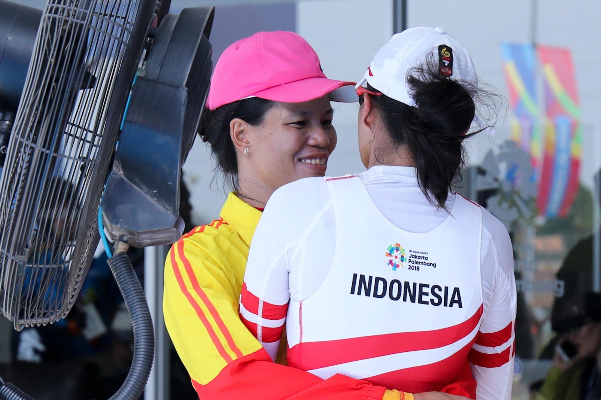 Tuyển rowing ôm chầm HLV ngoại mừng chiến thắng ảnh 6 Tuyen rowing om cham HLV ngoai mung chien thang anh 6