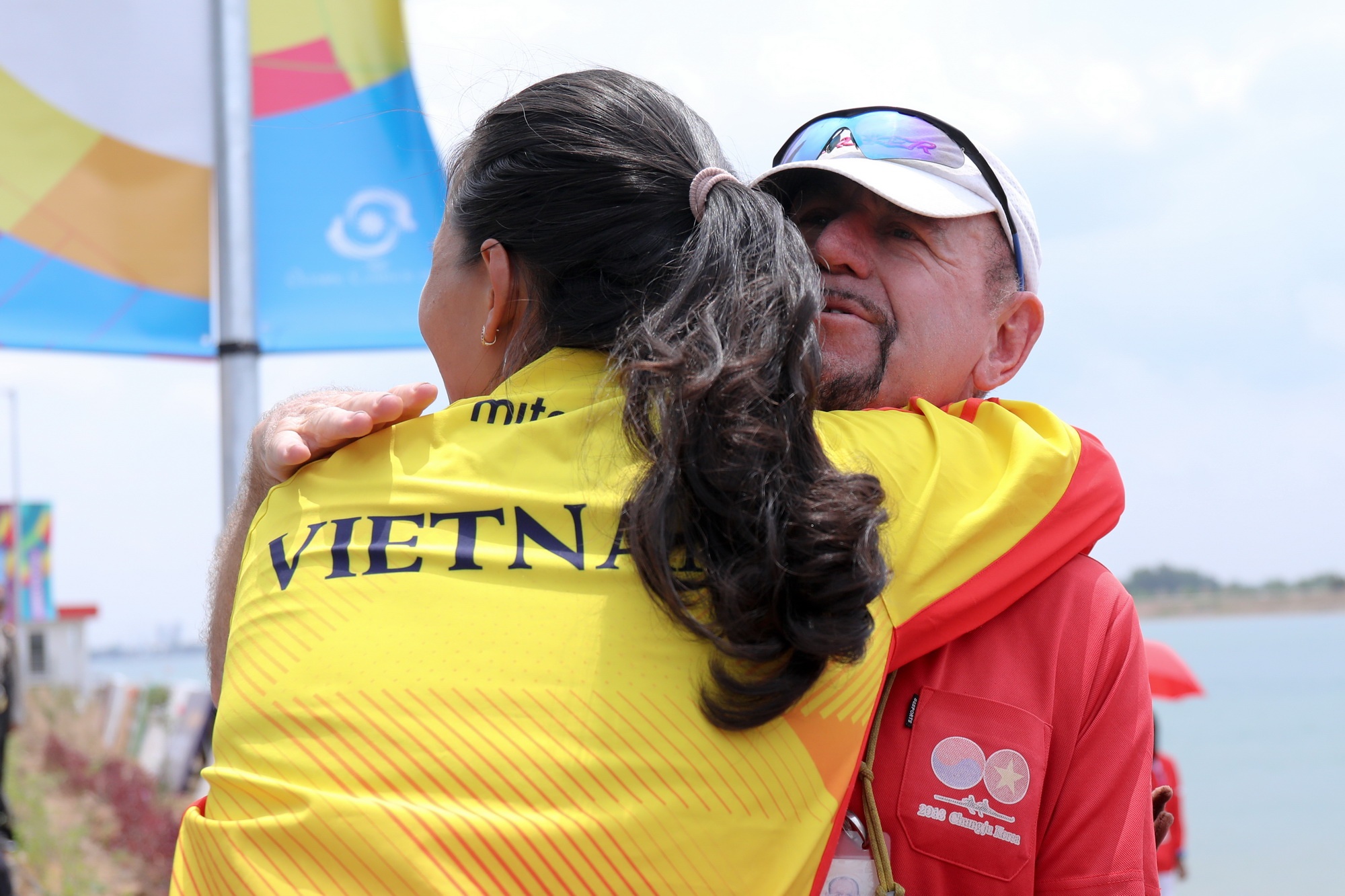 Donnelly Joseph se o ben rowing Viet Nam den chet anh 3