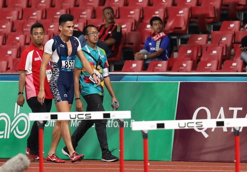 Quach Cong Lich bo cuoc sau 20 m, dien kinh khep lai mot ngay toi te hinh anh