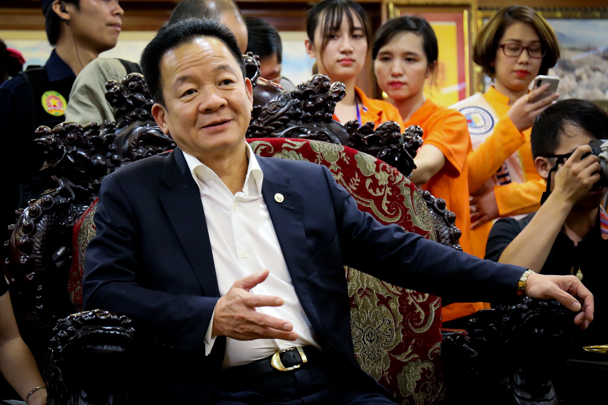 Quang Hai ra nuoc ngoai anh 1