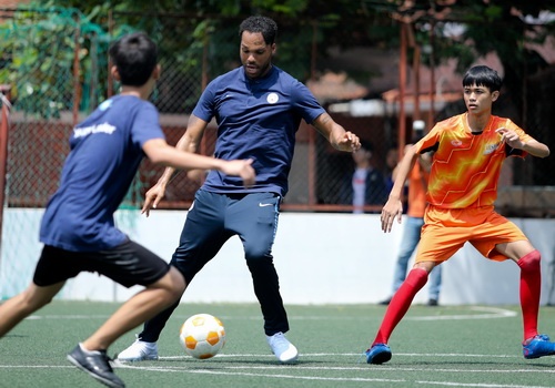 Cuu tuyen thu Anh da bong phui o Ha Noi truoc gio gap Quang Hai hinh anh