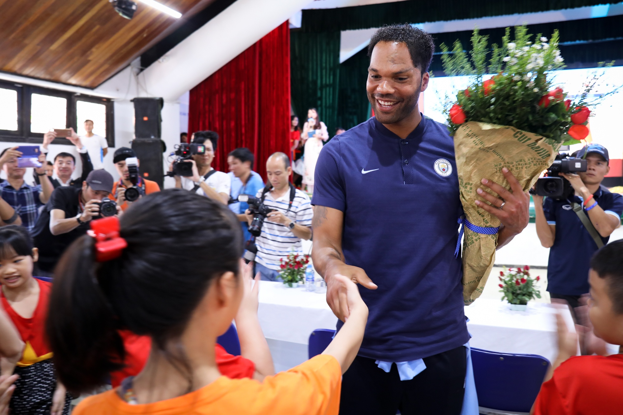 Joleon Lescott da phui truoc khi gap Quang Hai anh 1