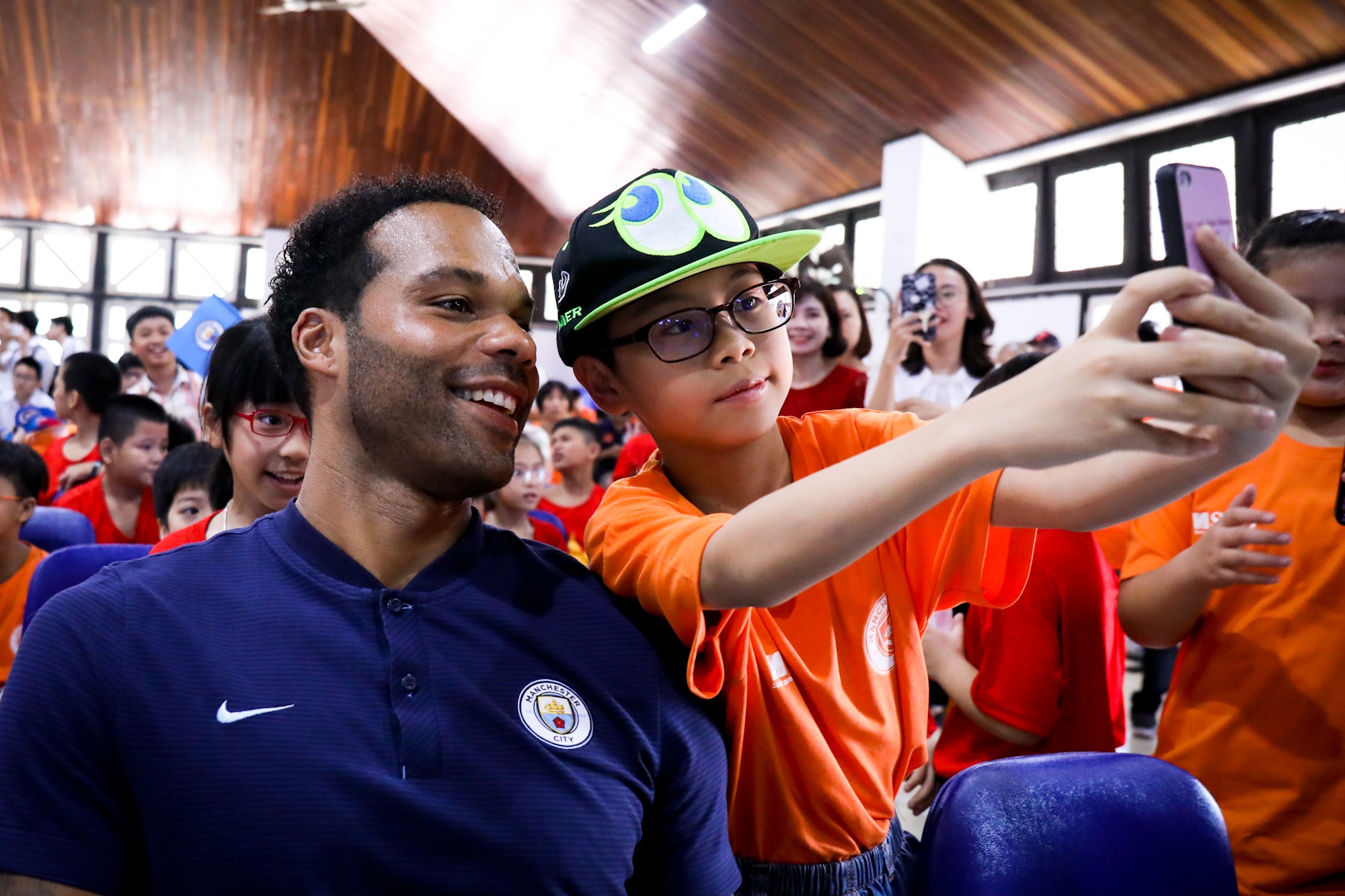 Joleon Lescott da phui truoc khi gap Quang Hai anh 2