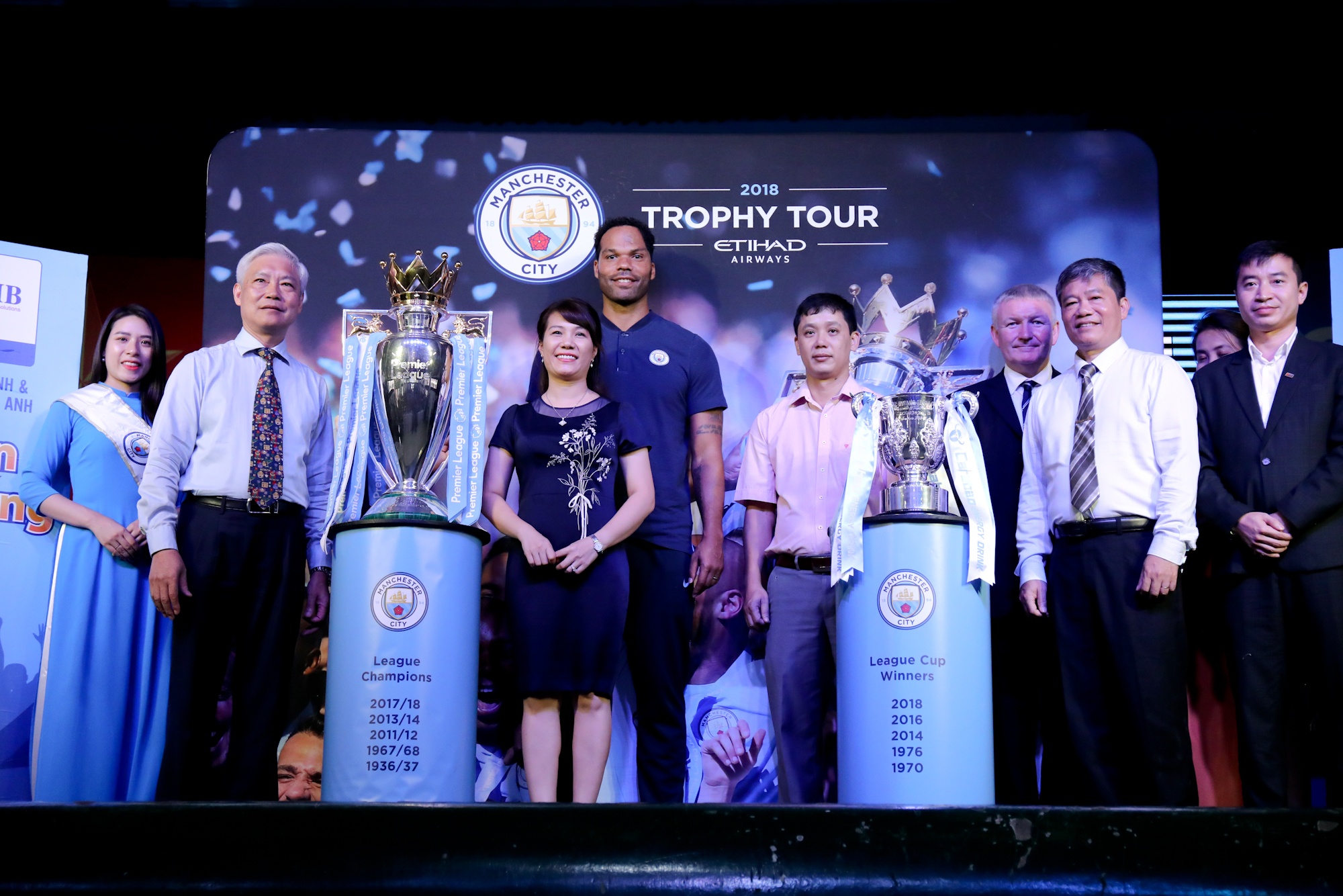 Joleon Lescott da phui truoc khi gap Quang Hai anh 4