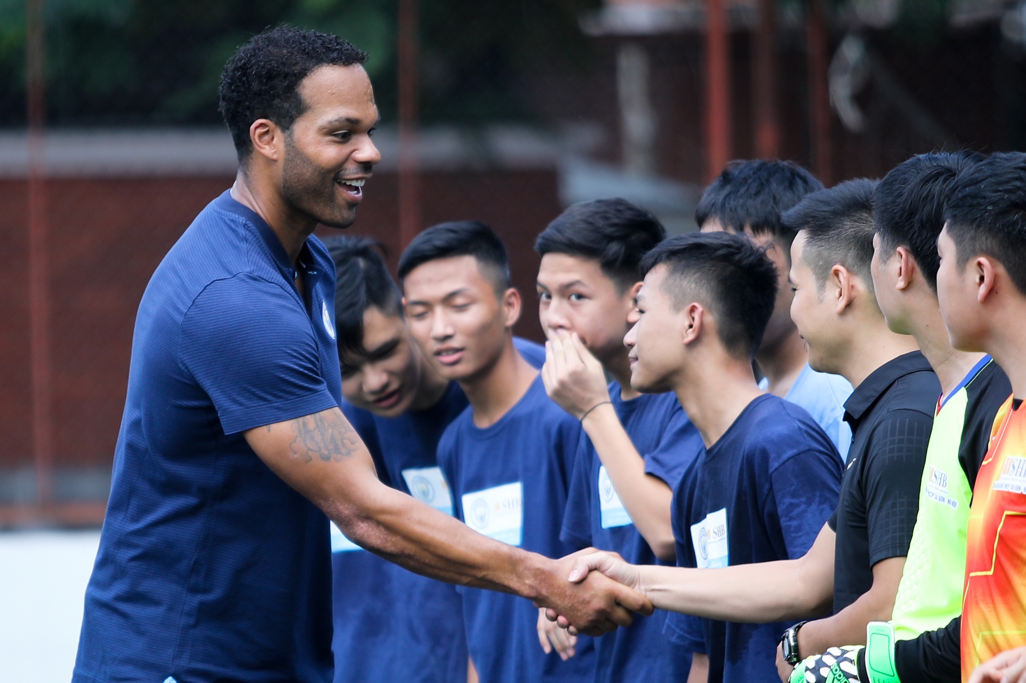 Joleon Lescott da phui truoc khi gap Quang Hai anh 5