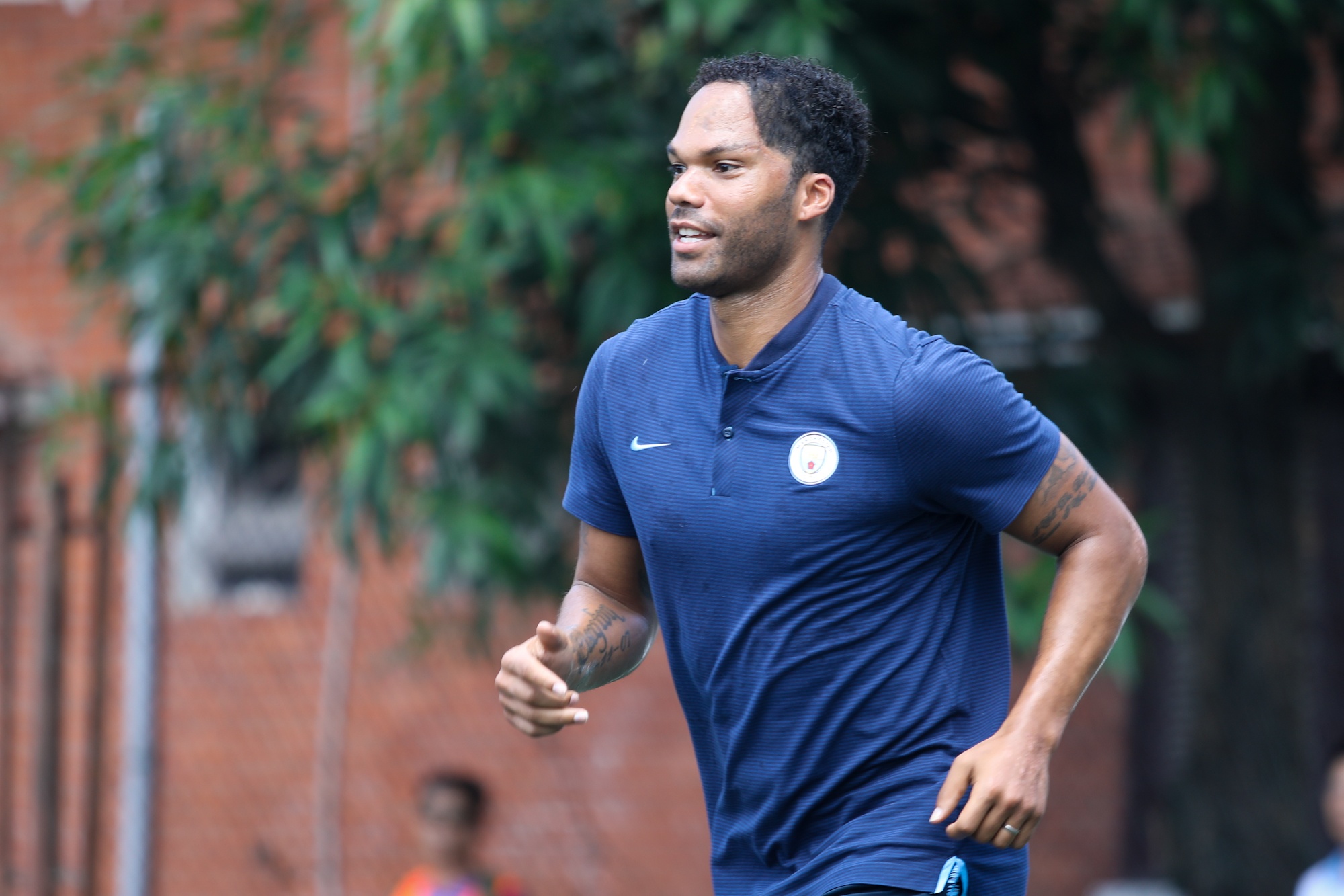 Joleon Lescott da phui truoc khi gap Quang Hai anh 6