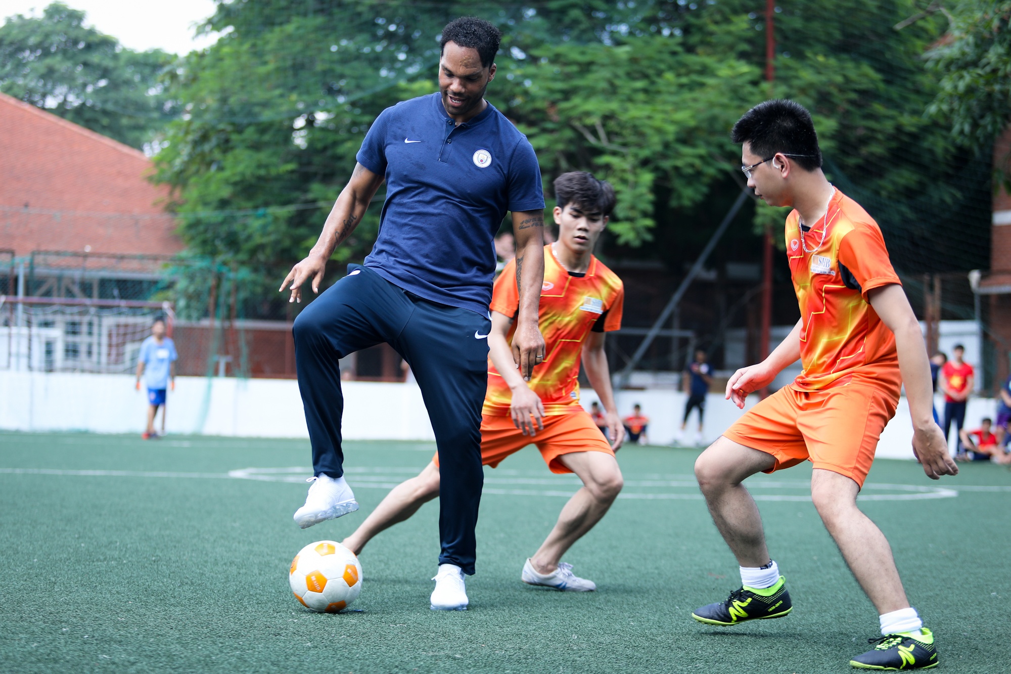 Joleon Lescott da phui truoc khi gap Quang Hai anh 7