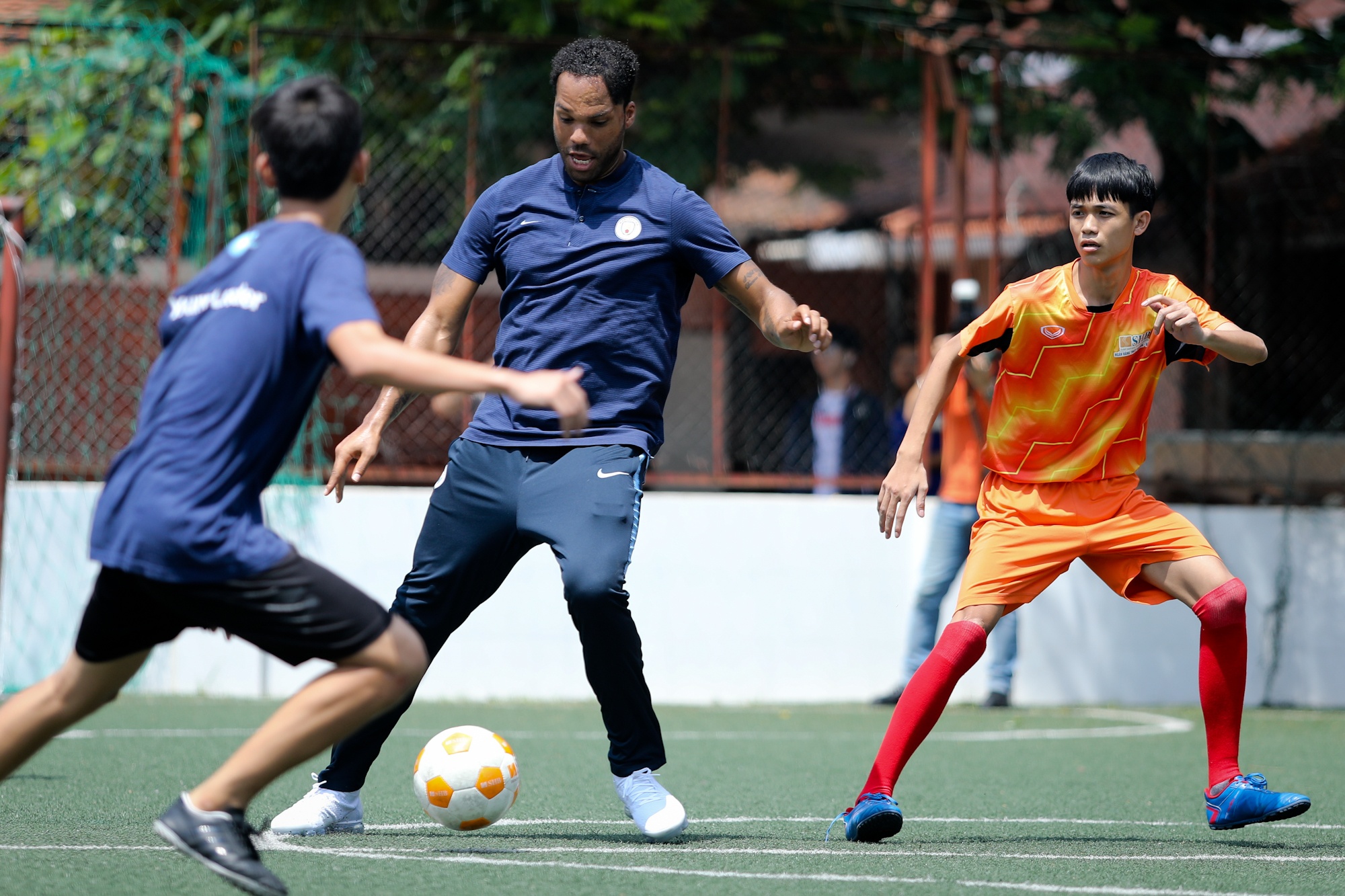 Joleon Lescott da phui truoc khi gap Quang Hai anh 8