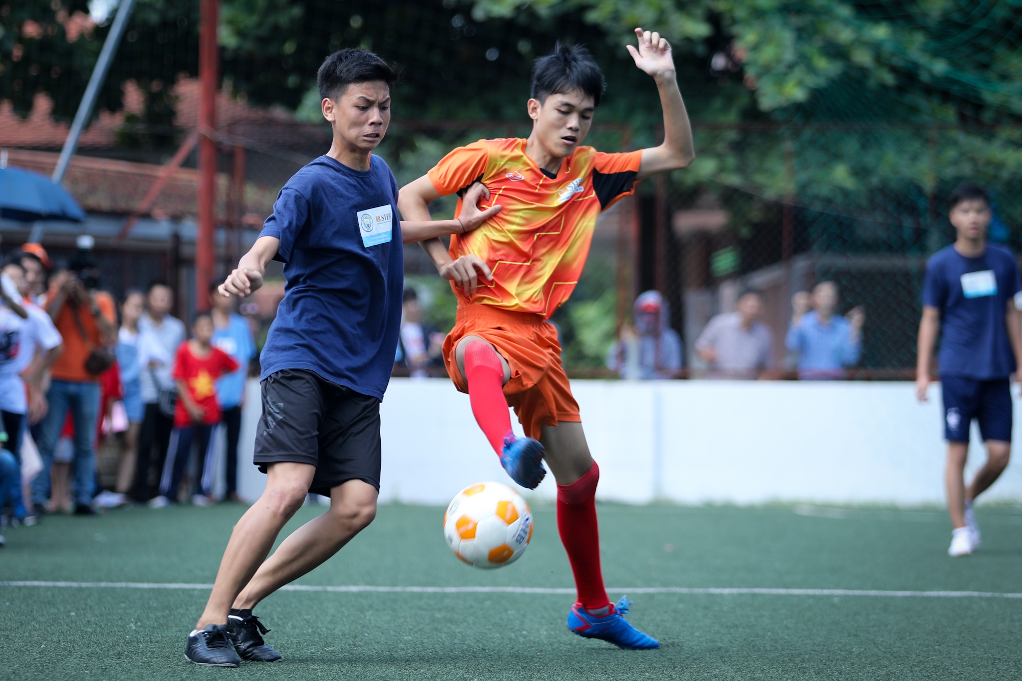 Joleon Lescott da phui truoc khi gap Quang Hai anh 9