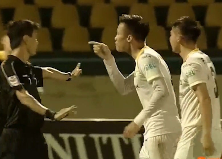 Que Ngoc Hai thoat an phat chi tay vao mat trong tai hinh anh