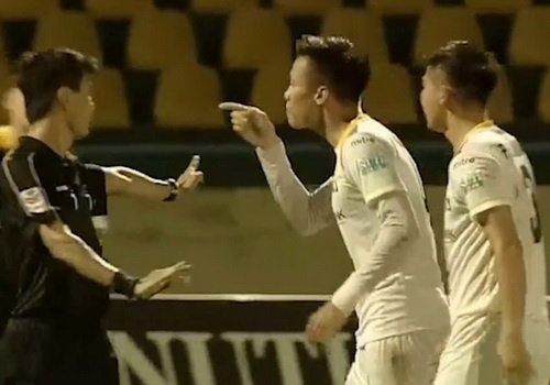 Bi thoi phat den, Que Ngoc Hai chi thang tay vao mat trong tai hinh anh