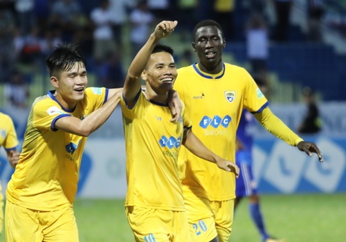 De bep cuu vuong V.League, HLV Duc Thang duoc ngoi khen hinh anh