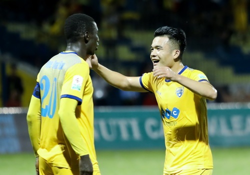 VPF va VFF tam dung tat ca su kien bong da trong nuoc hinh anh