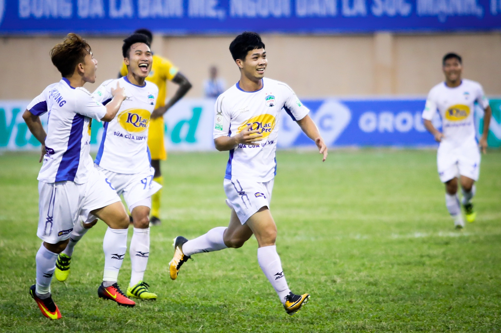 Công Phượng giành Vua phá lưới nội V.League ảnh 1 Cong Phuong gianh Vua pha luoi noi V.League anh 1