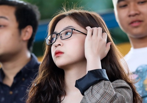 Ban gai Quang Hai dep diu dang chung kien nguoi yeu len ngoi vo dich hinh anh