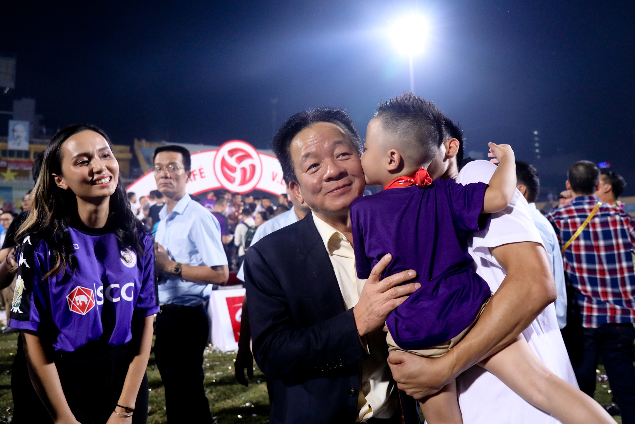 Con trai Van Quyet thom bau Hien anh 10