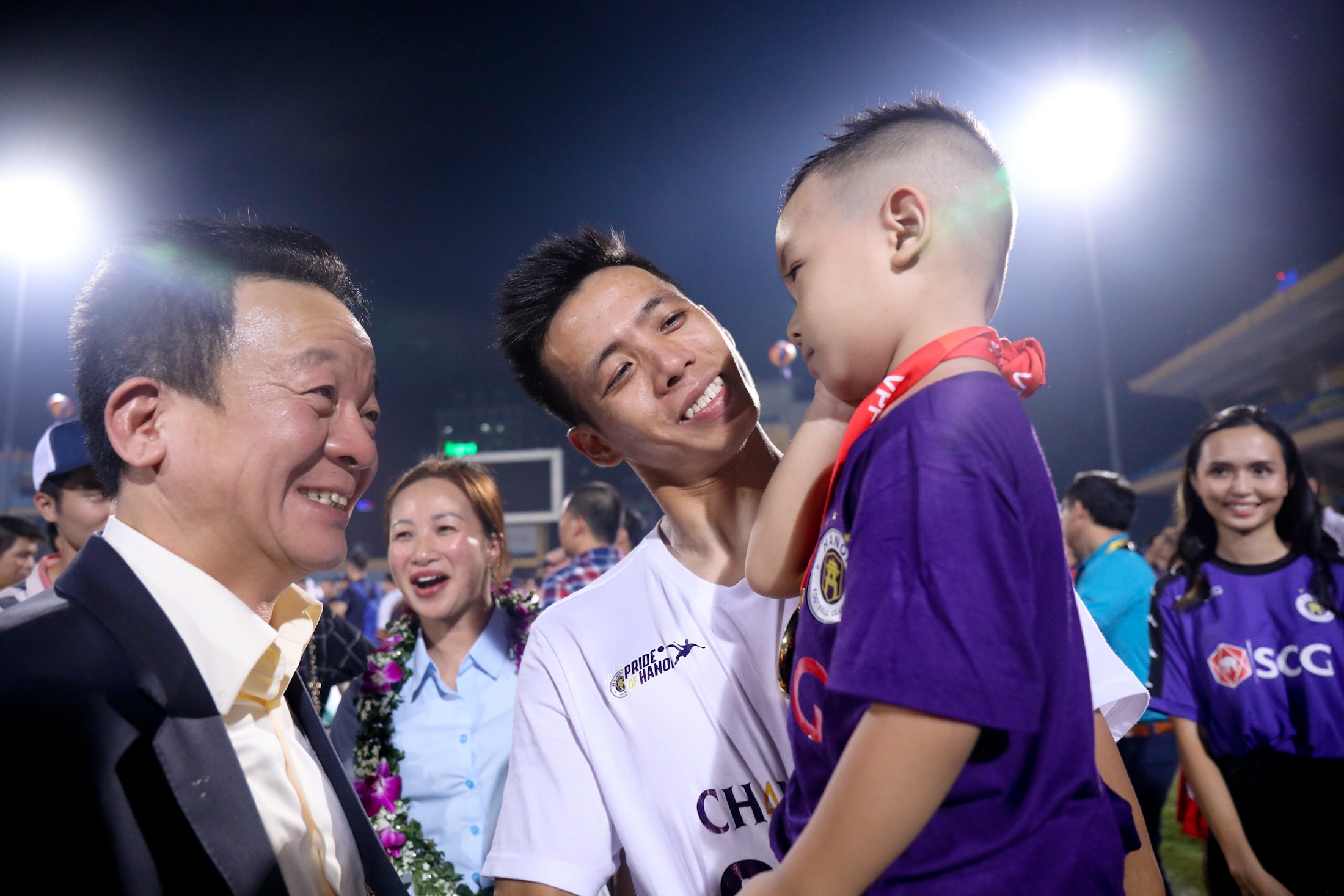 Con trai Van Quyet thom bau Hien anh 11