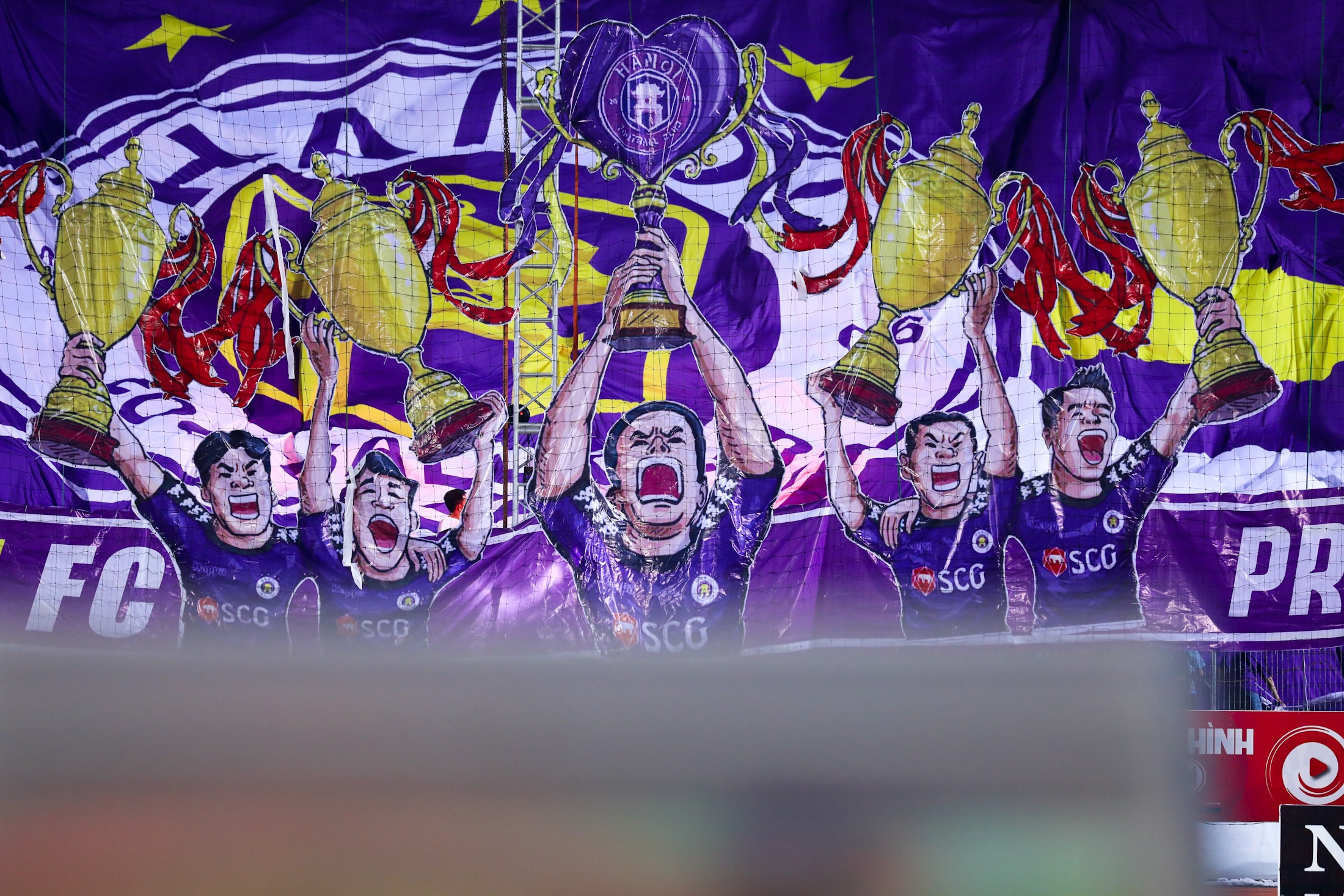 Con trai Van Quyet thom bau Hien anh 1