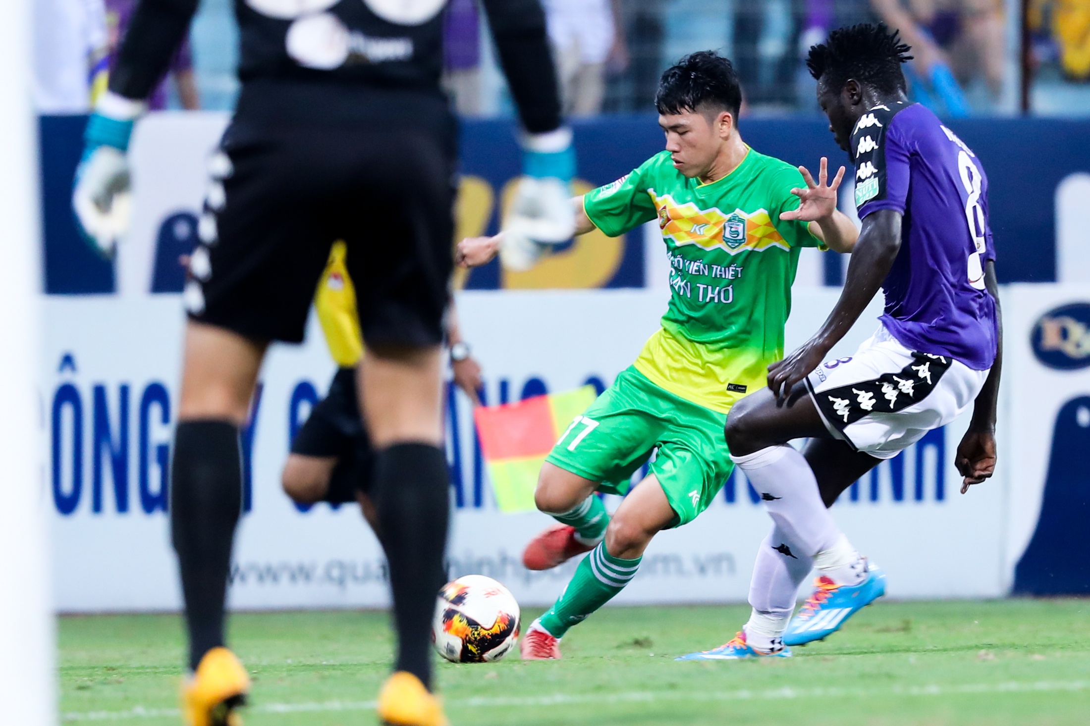 Con trai Van Quyet thom bau Hien anh 3