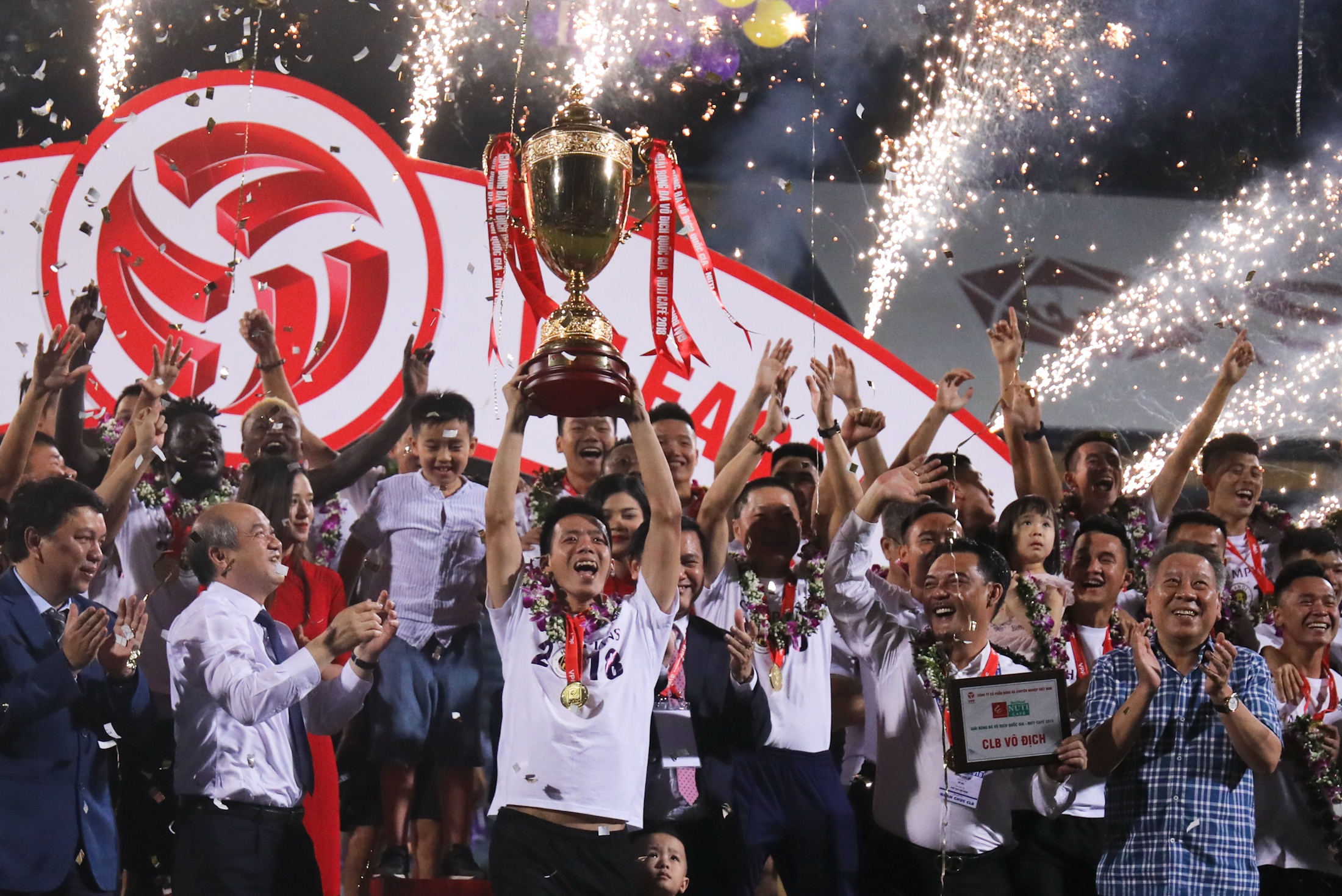 Con trai Van Quyet thom bau Hien anh 8