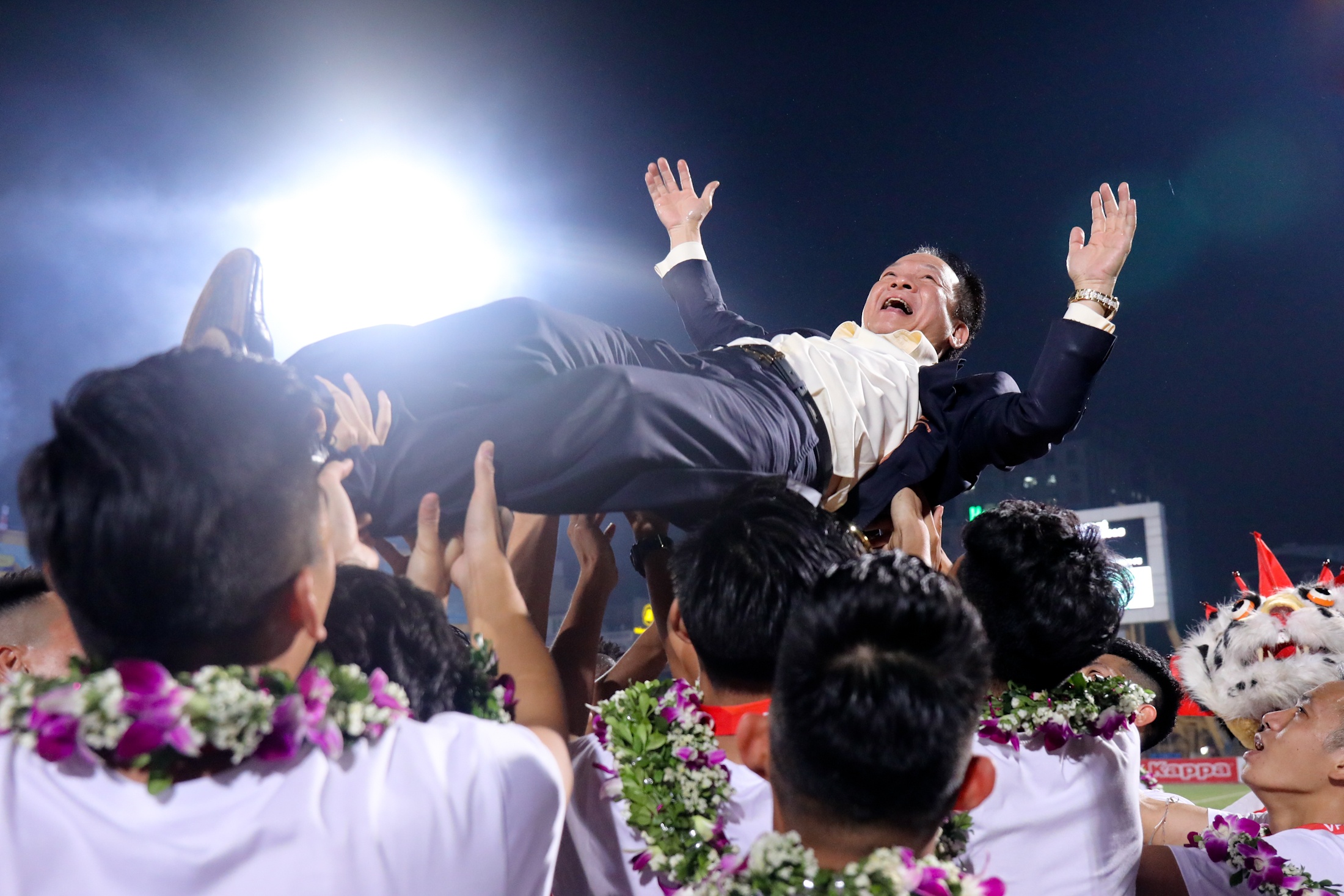 Bau Hien duoc tung ho trong ngay CLB Ha Noi dang quang hinh anh